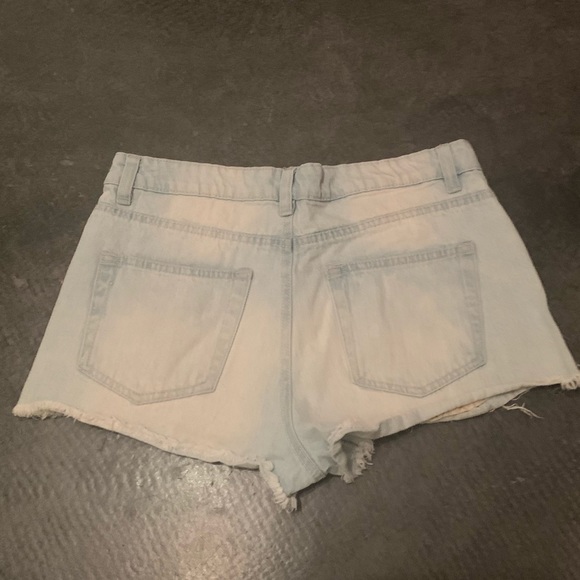 CROPPED HIGHRISE RIPPED JEAN SHORTS - Picture 2 of 3